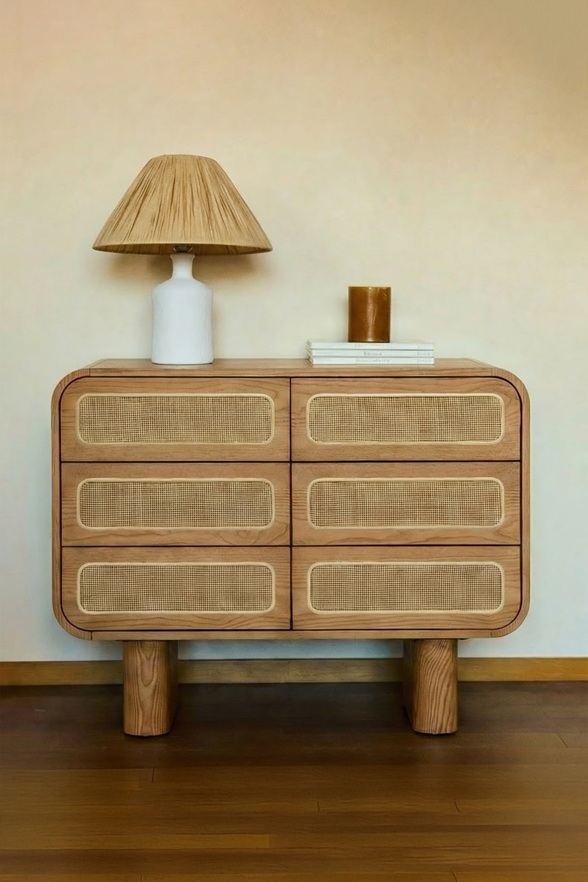 Vue de face commode Oxford 6 tiroirs en bois blond et cannage - NV GALLERY