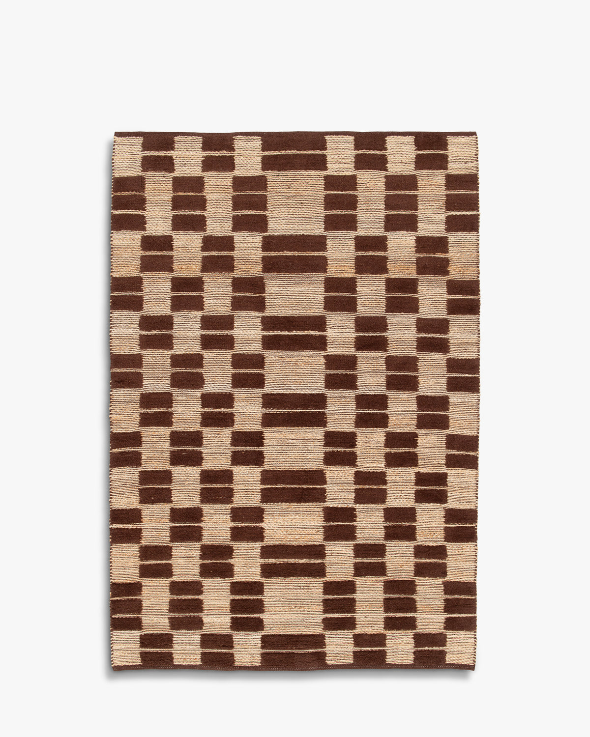 tapis de salon Saxton en jute naturel à damier de laine brune tuftée - vu de dessus