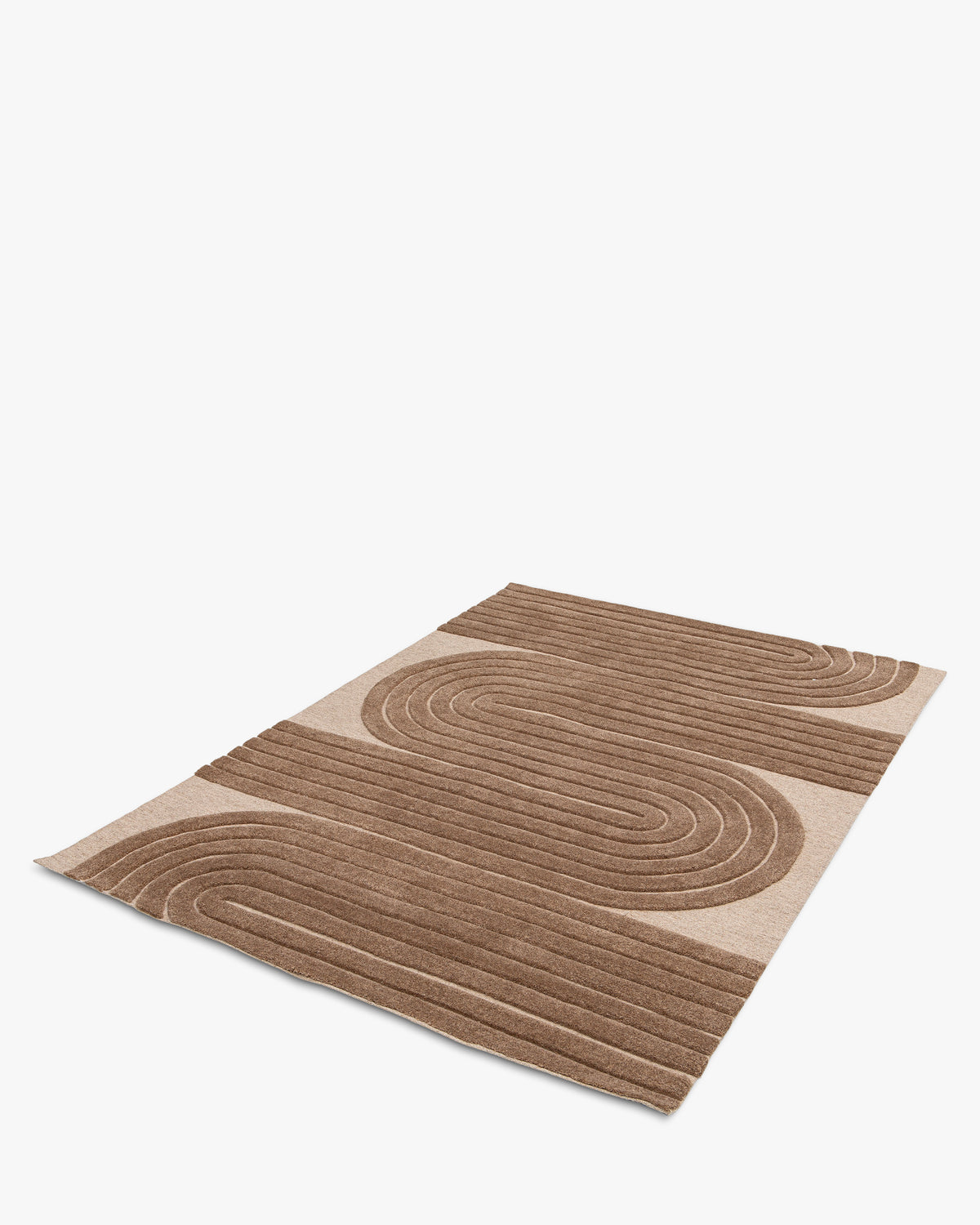 tapis ARCO beige à larges courbes brunes en relief, posé à plat vu en perspective