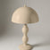 lampe de table POWERS beige laqué brillant éteinte, dôme et fût tourné en balustre