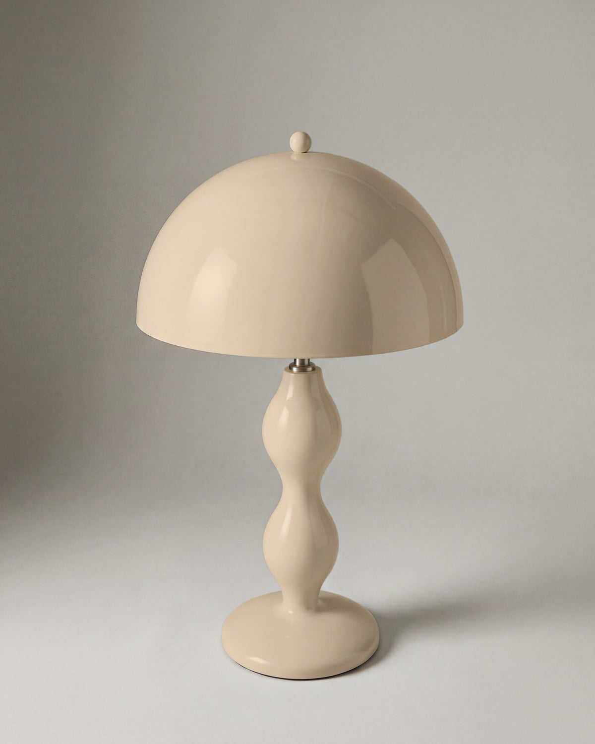 lampe de table POWERS beige laqué brillant éteinte, dôme et fût tourné en balustre