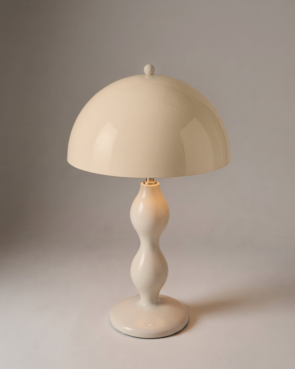 lampe de table POWERS beige laqué brillant allumée, dôme et fût tourné en balustre