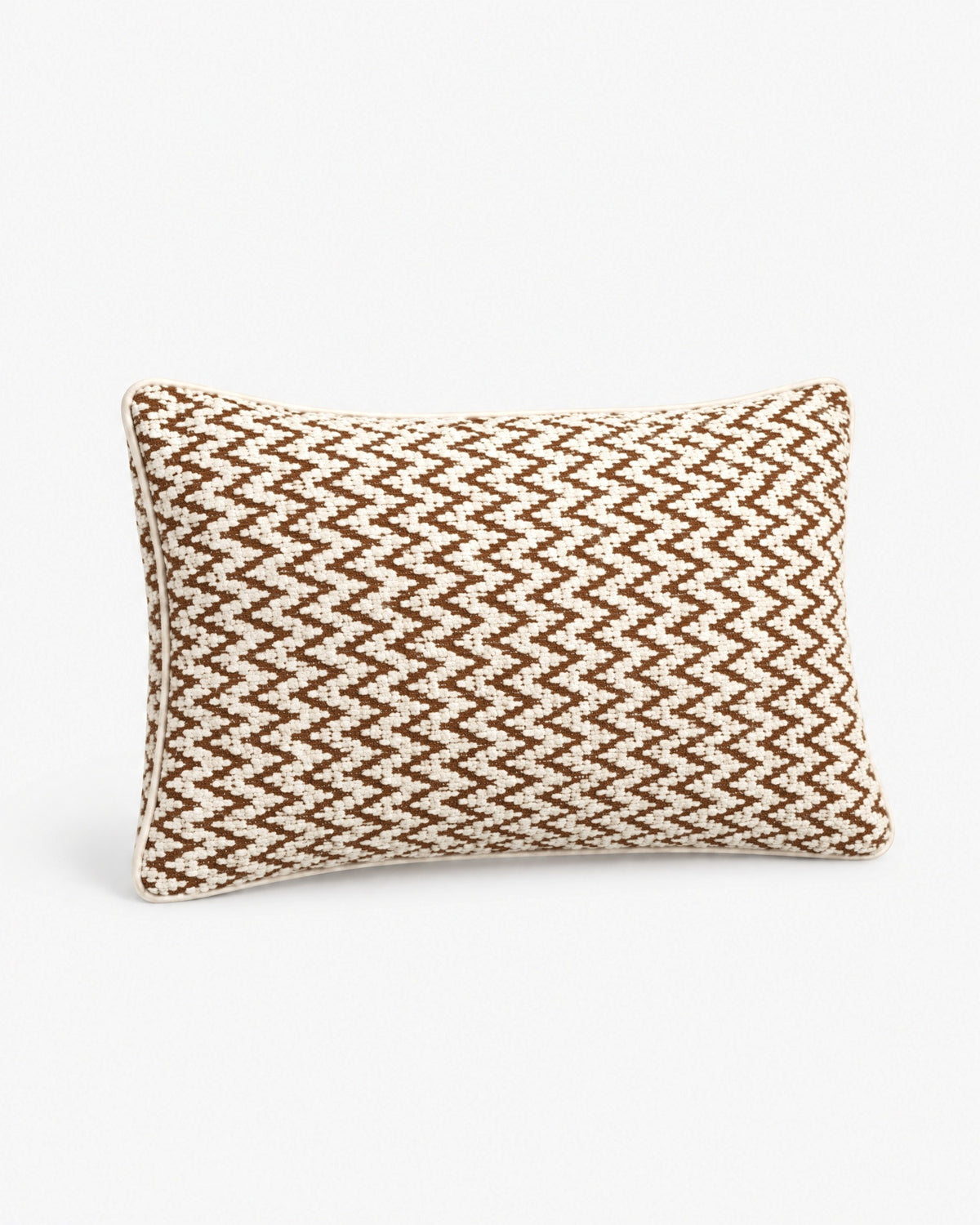 coussin rectangulaire LODGE écru à chevrons marron, vue de face redressée