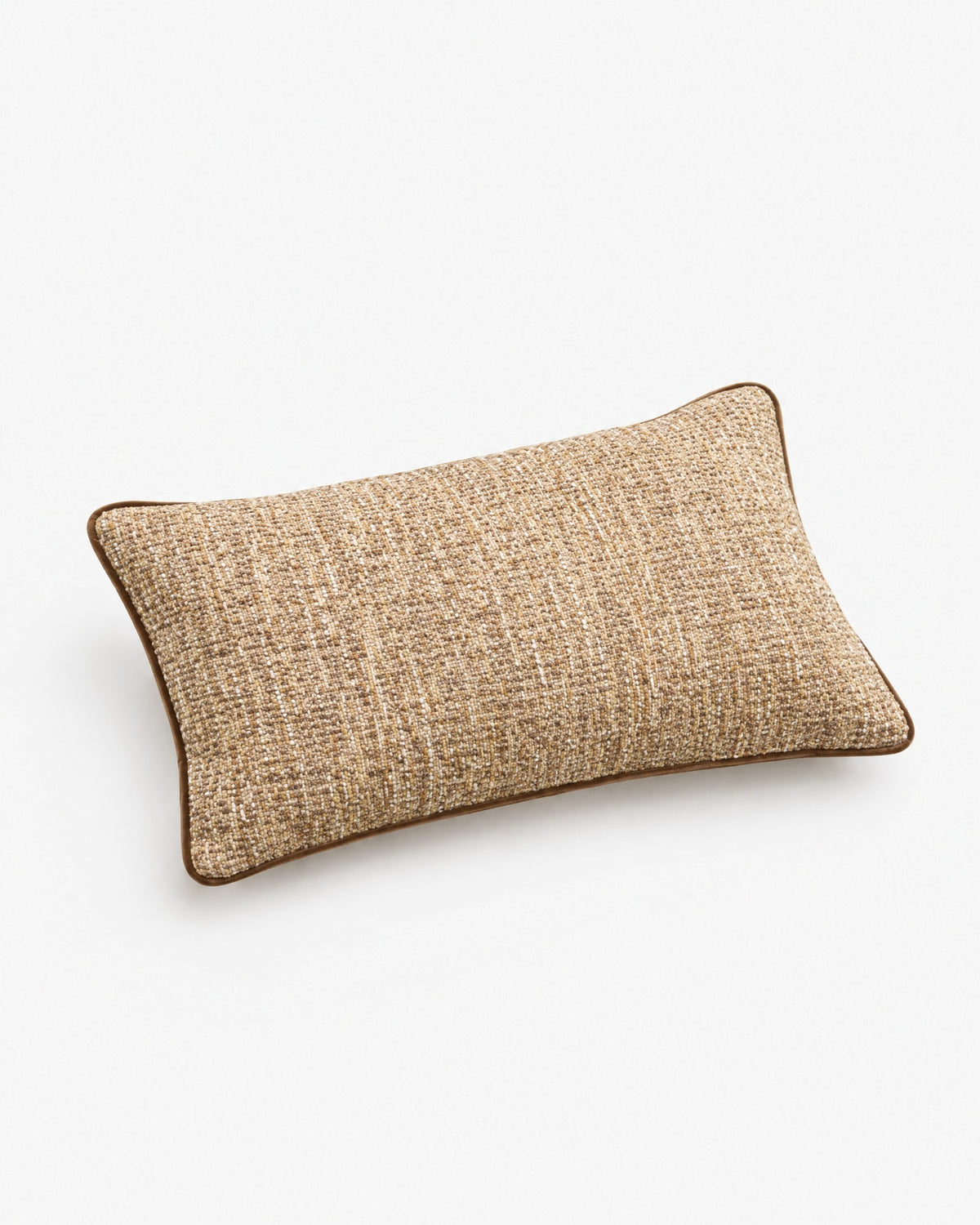 coussin rectangulaire LODGE en tweed beige et marron à passepoil marron, vue de trois quarts