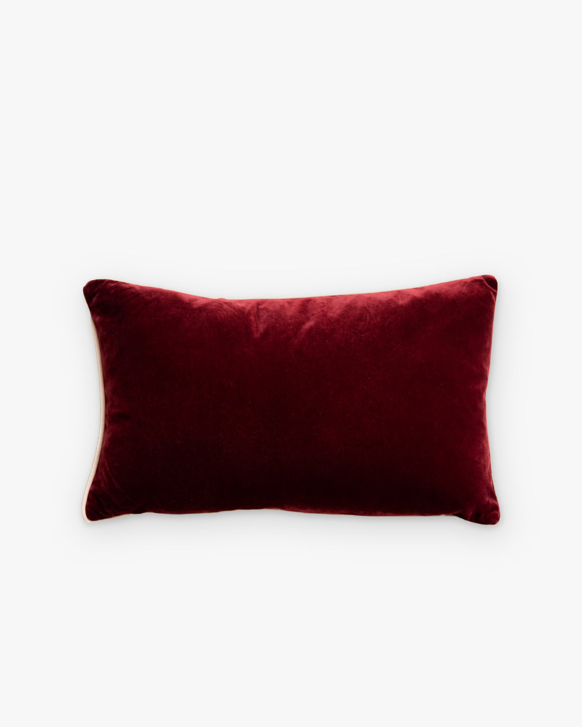 coussin rectangulaire LODGE en velours rouge bordeaux à passepoil écru, vu de dessus à plat