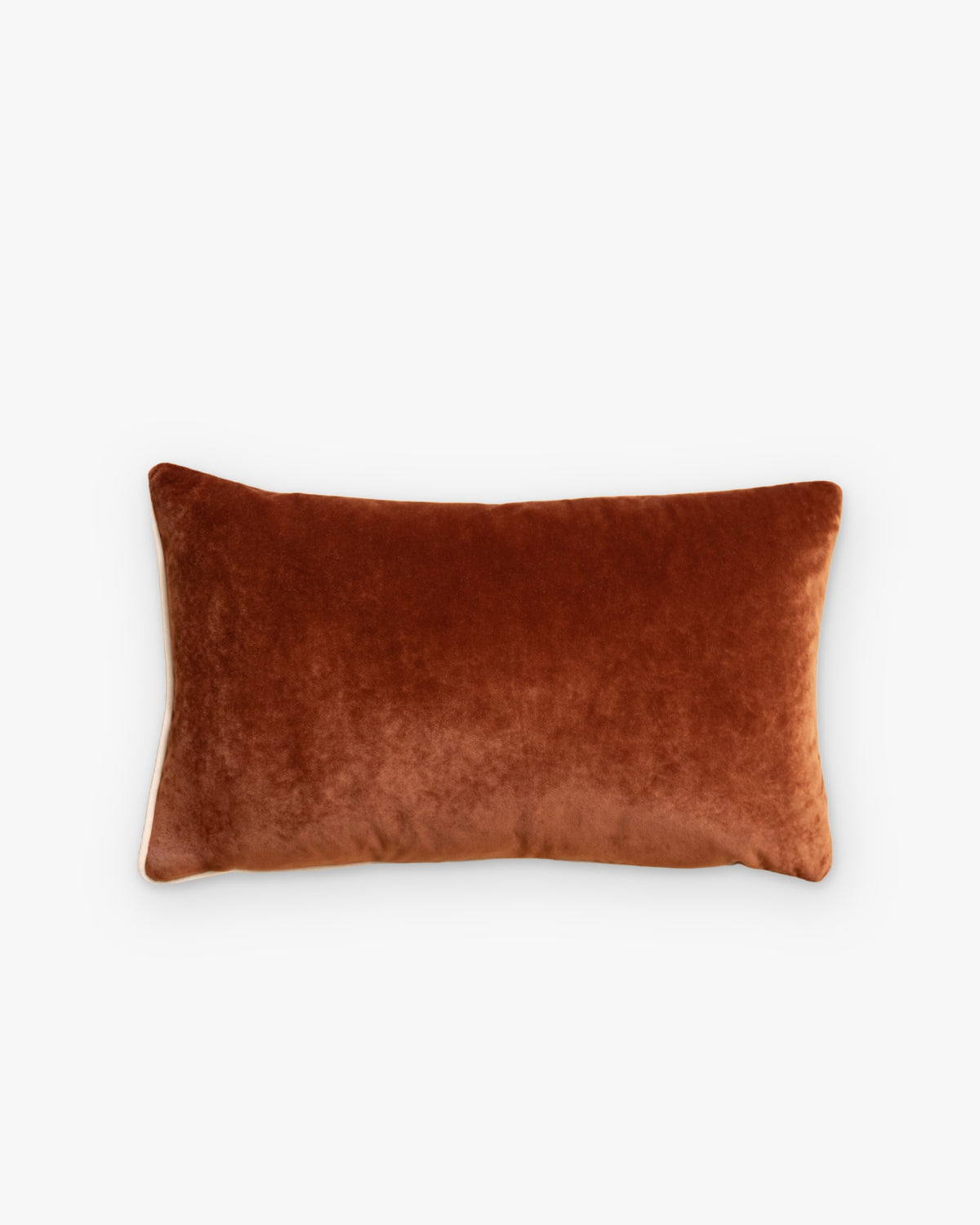 coussin rectangulaire LODGE en velours cognac à passepoil écru, vu de dessus à plat
