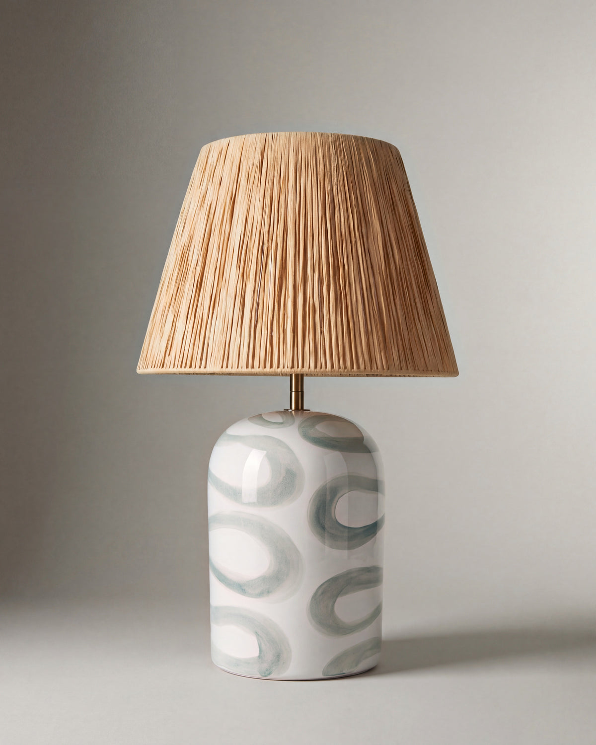 lampe de table SAVANNAH éteinte, céramique blanche à boucles vert d'eau et raphia plissé