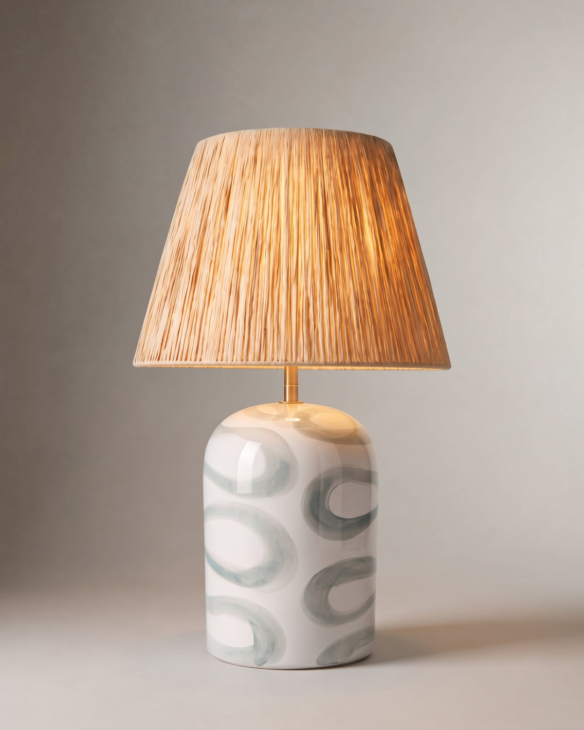 lampe de table SAVANNAH allumée, céramique blanche à boucles vert d'eau et raphia plissé