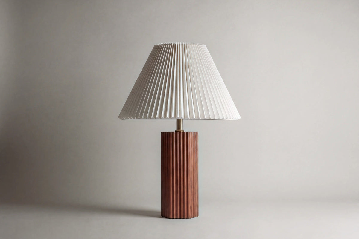 lampe de table SOE éteinte, pied cannelé en noyer et abat-jour conique plissé écru