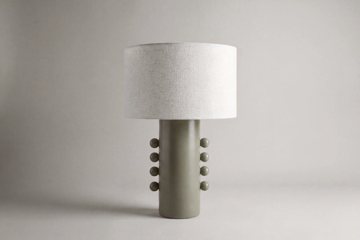 lampe de table SOLI en céramique vert kaki à sphères appliquées, vue de face cadrée large
