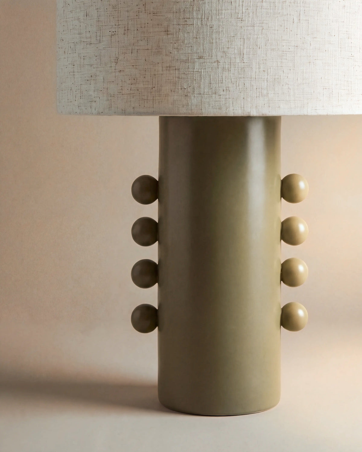 gros plan sur les sphères appliquées de la céramique vert kaki du pied de la lampe SOLI