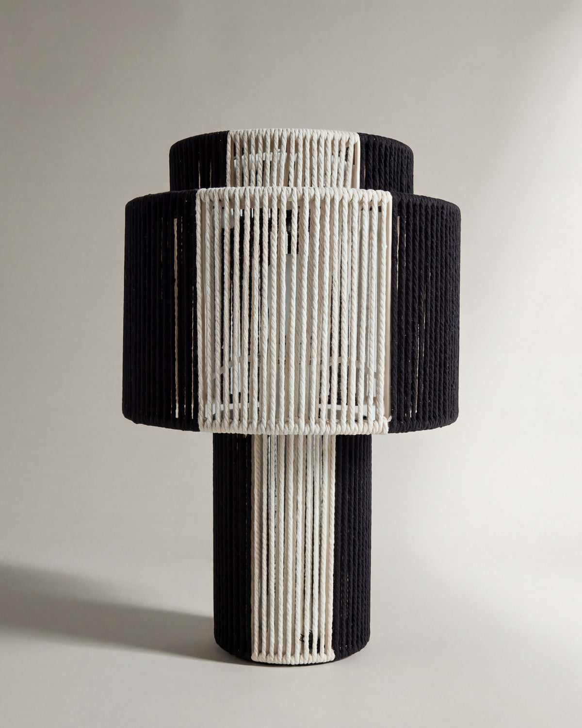 lampe de table SUMBA éteinte, corde tressée écrue et noire en damier sur deux étages