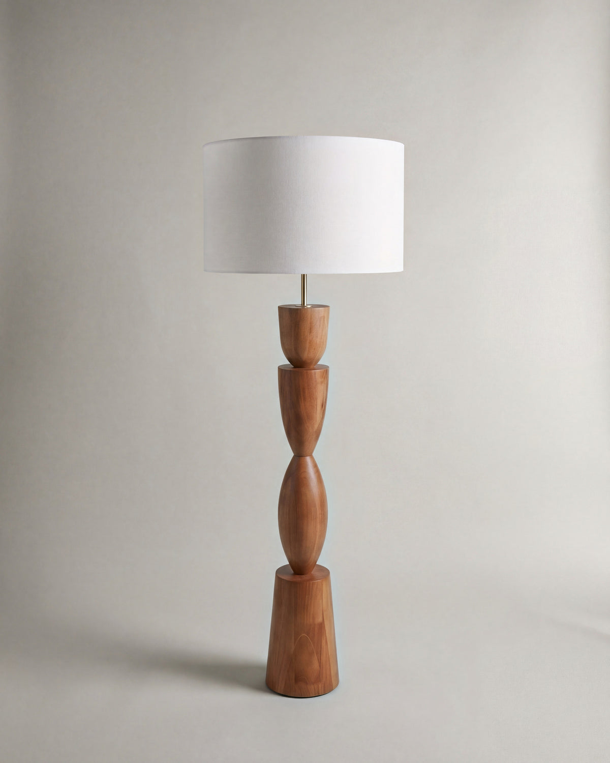 lampadaire TIKI éteint, abat-jour cylindrique écru sur un fût en bois tourné massif