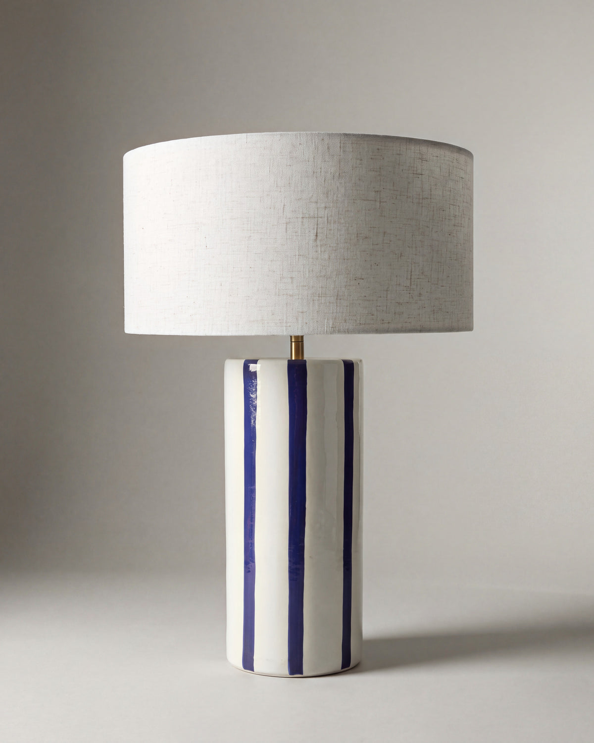 lampe de table ZHOE éteinte, pied en céramique blanche à rayures bleu cobalt peintes